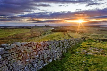 Khám phá bức tường Hadrian nổi tiếng nhất thế giới khi du lịch Anh quốc